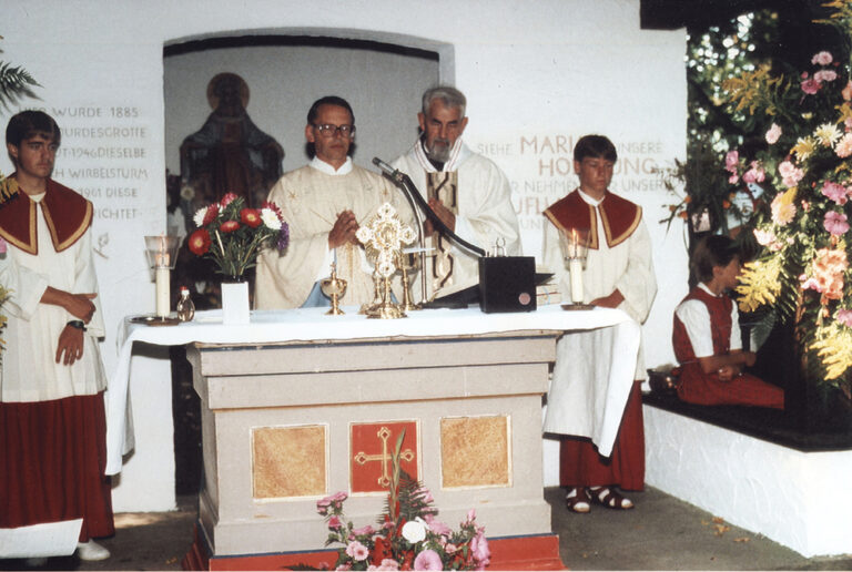 Read more about the article Marienverehrung im Pfarrwald: Von der Lourdesgrotte zur Waldkapelle